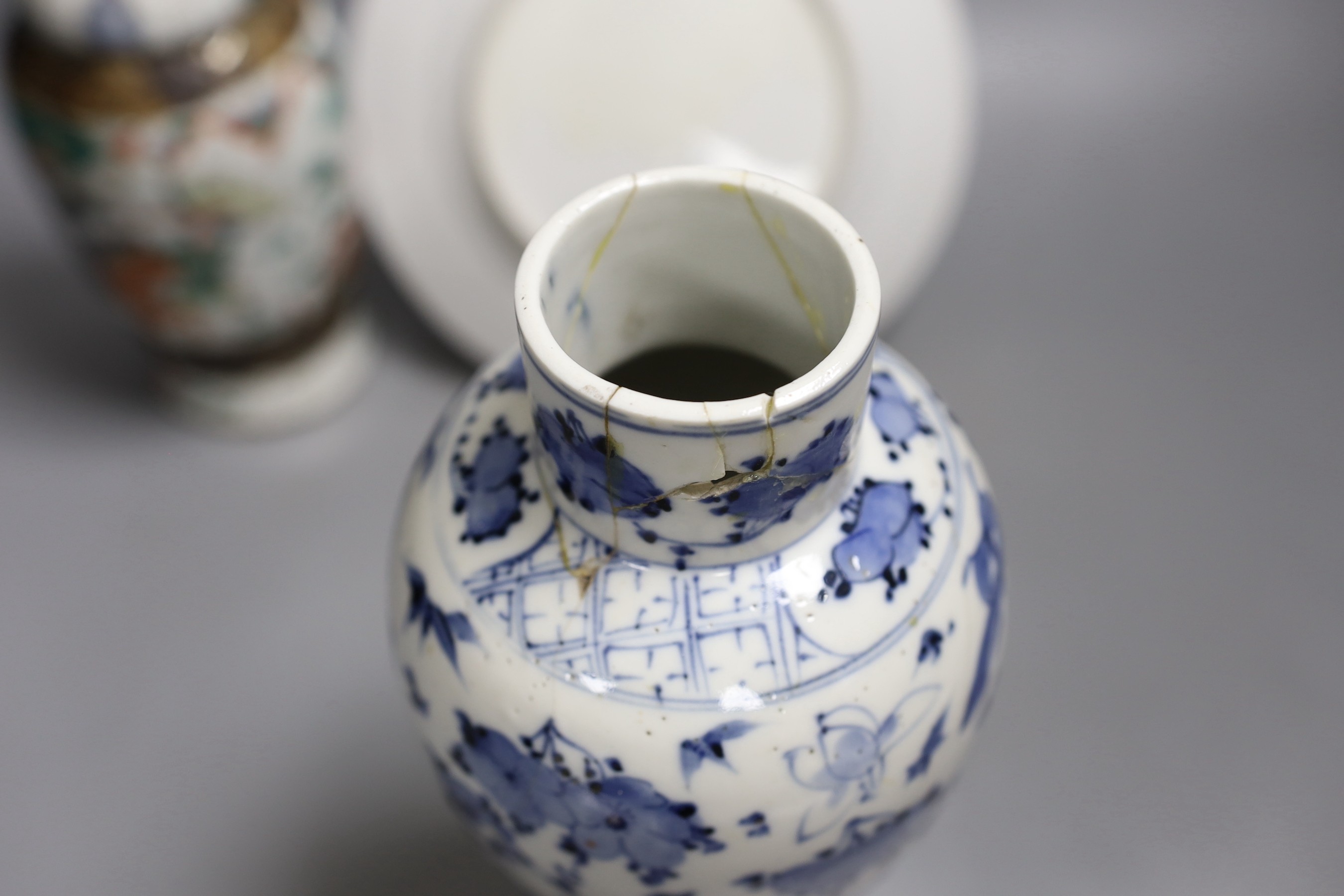 An early 20th century Chinese blue and white vase, a crackle vase and a famille rose plate (3), tallest 26cm